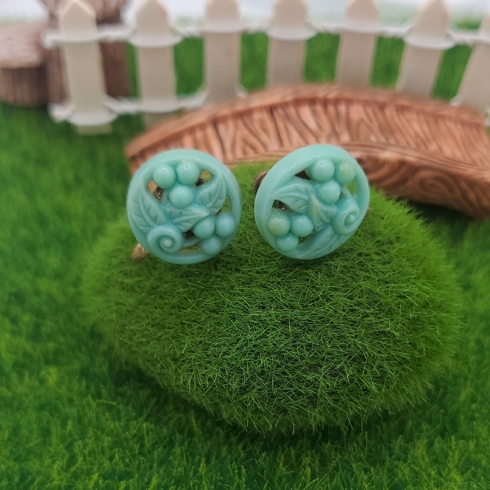 Bakelite Carved Sea Green Floral Garden Screwback Earrings E1010
